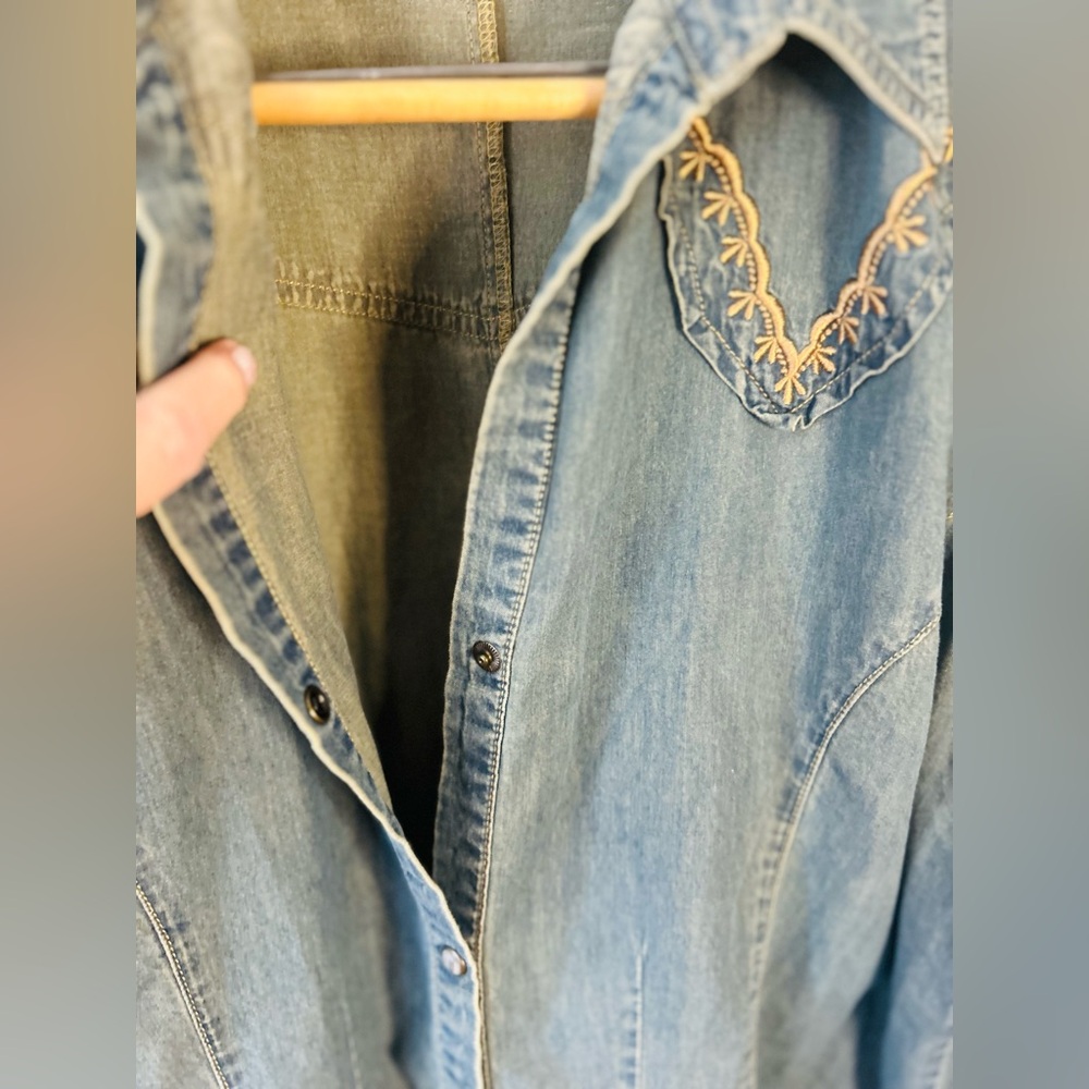 Wrangler embroidered denim shirt - Picture 8 of 16